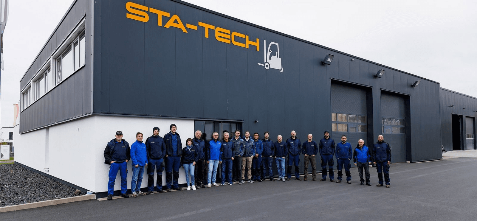 Das STA-TECH Team vor dem Firmengebäude in Burghaun